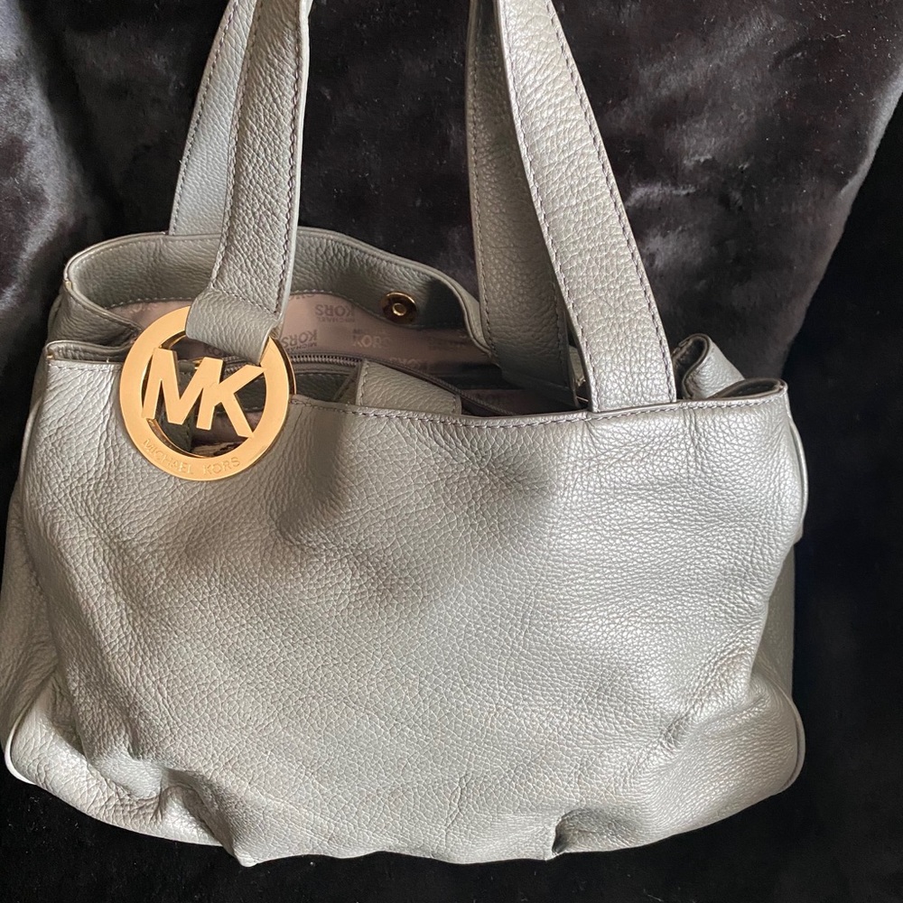 💯 Authentic Michael Kors leather tote